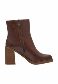 Bottine en cuir marron avec un talon épais en bois, fermeture éclair sur le côté, bout arrondi et finition texturée subtile.