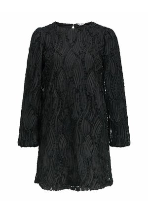 Crna haljina dugih rukava od strukturirane tkanine s istaknutim valovitim uzorcima, okrugli izrez i detalj zatvorenja na leđima.