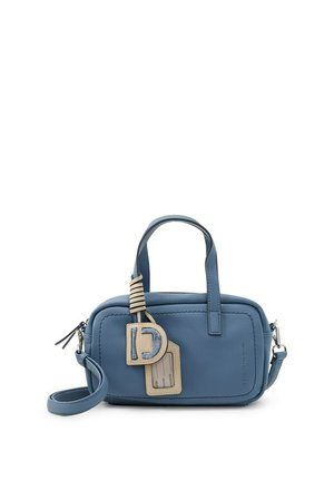 Kleine blauwe leren handtas met twee handvatten, een afneembare schouderriem en een beige label met gesp aan de voorkant.
