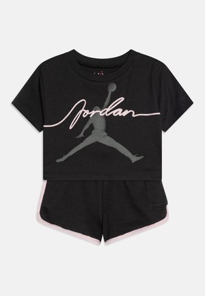 Set di maglietta nera in cotone e pantaloni corti con una silhouette grigia di basket e il testo "Jordan" in rosa. Pantaloni corti con dettagli di rifinitura rosa.