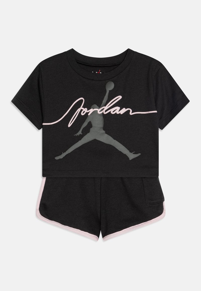 Juodas medvilninis marškinėlių ir šortų komplektas, vaizduojantis pilką krepšinio siluetą ir "Jordan" tekstą rožine spalva. Šortai su rožinėmis apdailos detalėmis.