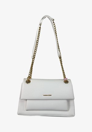 Borsa a mano in pelle bianca con tracolla a catena dorata e chiusura a patta, con piccolo logo dorato "MARIACELINE" sul davanti.