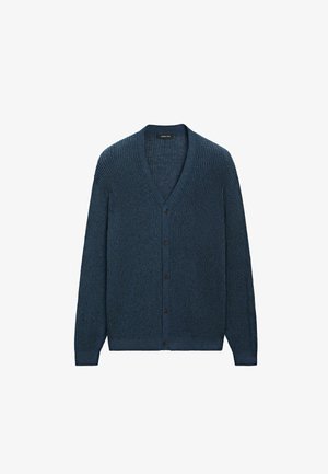 Cardigan en maille côtelée bleu foncé à manches longues, col en V, avec cinq boutons sur le devant, posé à plat sur un fond blanc.