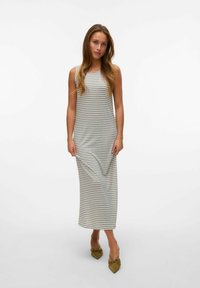 Robe maxi rayée grise avec des lignes bleu clair et beige. Conception sans manches, en tissu léger, tombant jusqu'aux chevilles, associée à des ballerines pointues.