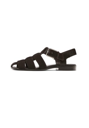 Schwarze Sandalen mit flacher Sohle, die aus verflochtenen Streifen aus strukturiertem Material bestehen und einen Schnallenverschluss an der Seite haben.