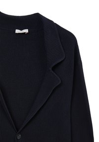 Cardigan lavorato a maglia blu navale con texture a coste, colletto a scialle, chiusura con un bottone e etichetta al collo.
