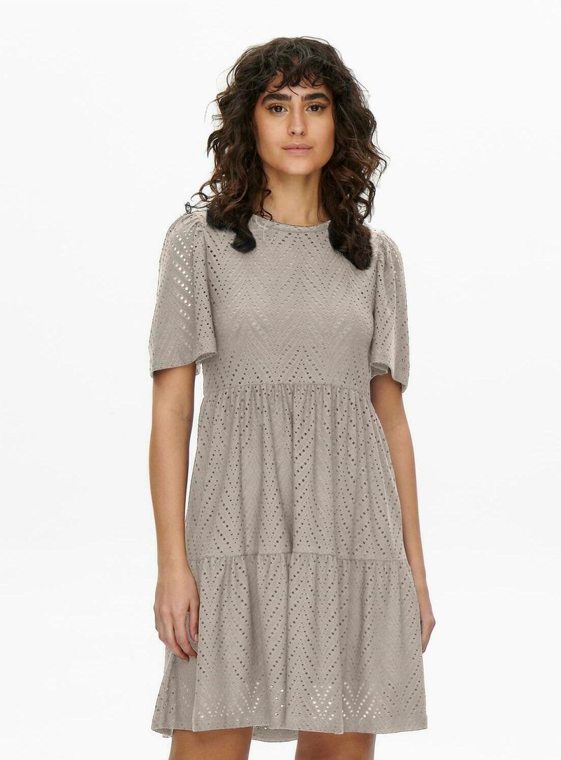 Robe gris clair à manches courtes, motif texturé et jupe à volants. Présente des détails en broderie anglaise et un col rond.