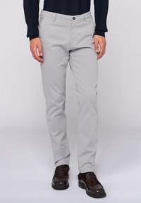 Nevybráno, grey verona