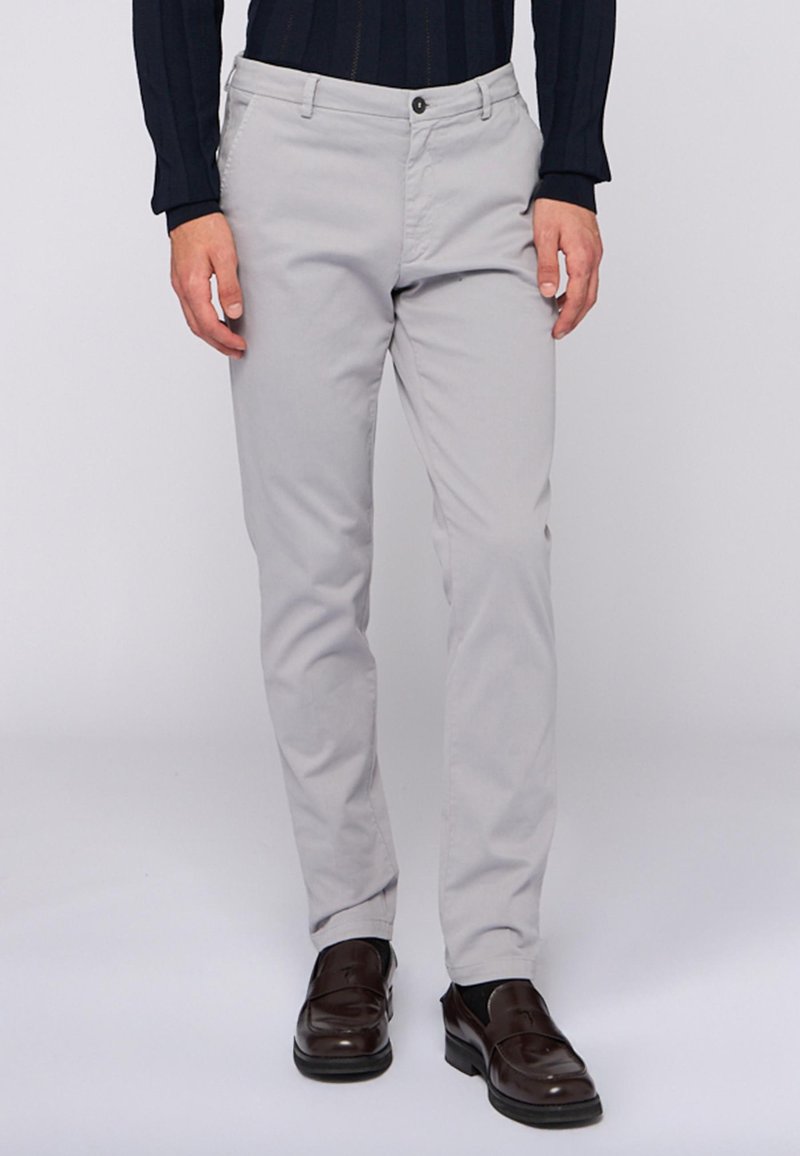 Světle šedé kalhoty vyrobené z bavlněné směsi, s designem slim fit, předními kapsami, zapínáním na knoflík a detailem v bočních švech.