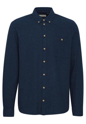 Camisa de manga larga azul marino, tipo botón, en tejido texturizado, con cuello abotonado, botones de madera y un bolsillo en el pecho izquierdo.