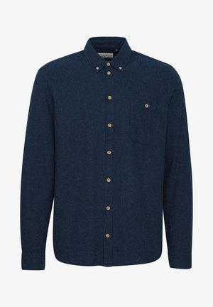 Camisa de manga larga azul marino, tipo botón, en tejido texturizado, con cuello abotonado, botones de madera y un bolsillo en el pecho izquierdo.