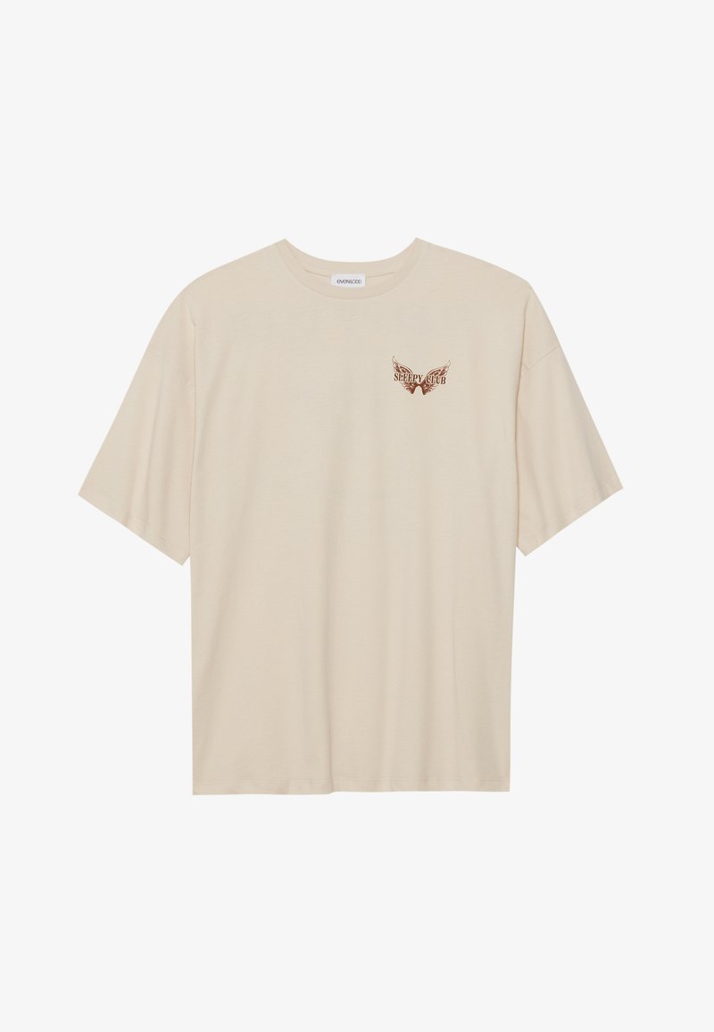 Beige katoenen t-shirt met korte mouwen, met een kleine bruine afbeelding van vleugels en de tekst "SLEEPY CLUB" op de borst.