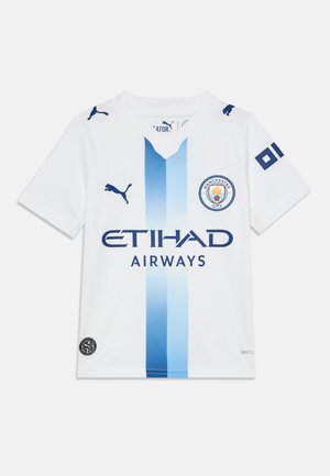 Άσπρη φανέλα ποδοσφαίρου της Manchester City με κάθετη μπλε ρίγα, σήμα συλλόγου, λογότυπο Puma και κείμενο χορηγού Etihad Airways στο μπροστινό μέρος.