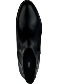 Scarpa slip-on in pelle nera con punta arrotondata, finitura liscia, pannelli laterali elasticizzati e soletta imbottita per il massimo comfort. Dettagli hardware minimi.
