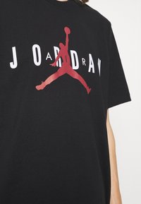Jordan JORDAN AIR TEE - T-shirt con stampa - black/white/gym red