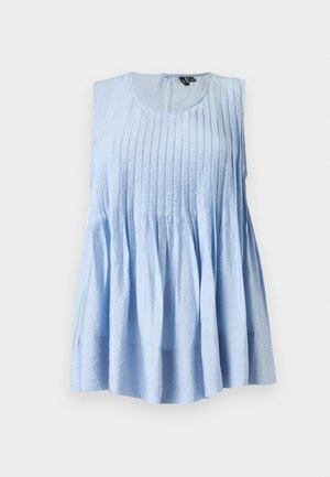 Blouse sans manches bleu clair avec des plis verticaux sur le haut devant et un tissu évasé et froncé sous la poitrine.