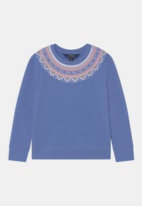 Blå sweatshirt med långa ärmar, med en dekorativ rund halsringning med ett flerfärgat mönstrat band, tillverkad av mjukt tyg.