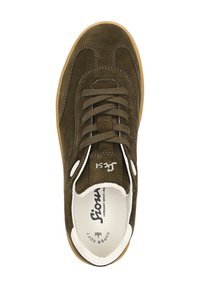 Brauner Wildledersneaker mit hellbraunen Schnüren und Gummisohle, weißem Innenfutter und einer Markeninnensohle mit der Aufschrift "Sioux Super Soft."