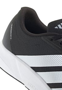 Schwarzer Sportschuh mit texturiertem Obermaterial, drei weißen Streifen und einer weißen Gummisohle mit gerippter Struktur. Mit der Bezeichnung "Duramo RC 2".