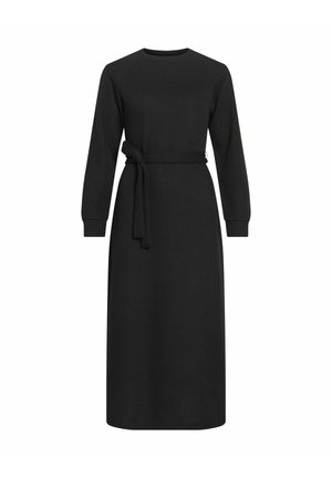 Sort strikket kjole med lange ærmer, rund hals og bindebælte i taljen. Teksturen virker blød, og designet er enkelt og tætsiddende.