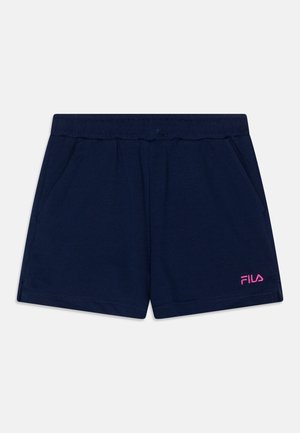 Navyblå atletikshorts med elastisk talje, sidelommer og en lille pink FILA-logo på venstre forben foran.