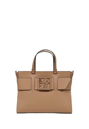 Lysebrun rektangulær håndtaske med to øverste håndtag, to sidelommer og en stor firkantet dekorativ spænde i midten.