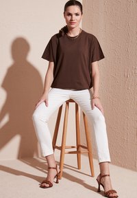 LELA CREW NECK  - Pamata T-krekls - brown
