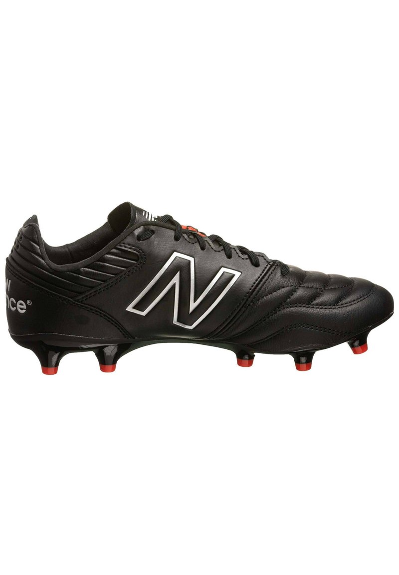 Scarpa da calcio nera con tomaia in pelle texturizzata, caratterizzata da un prominente logo "N" bianco, particolari rossi sui tacchetti e un design con lacci.