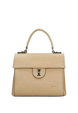 Béžová kožená kabelka s horním uchem, přední klopou, stříbrným zapínáním na sponu a malým kovovým logem v pravém dolním rohu.