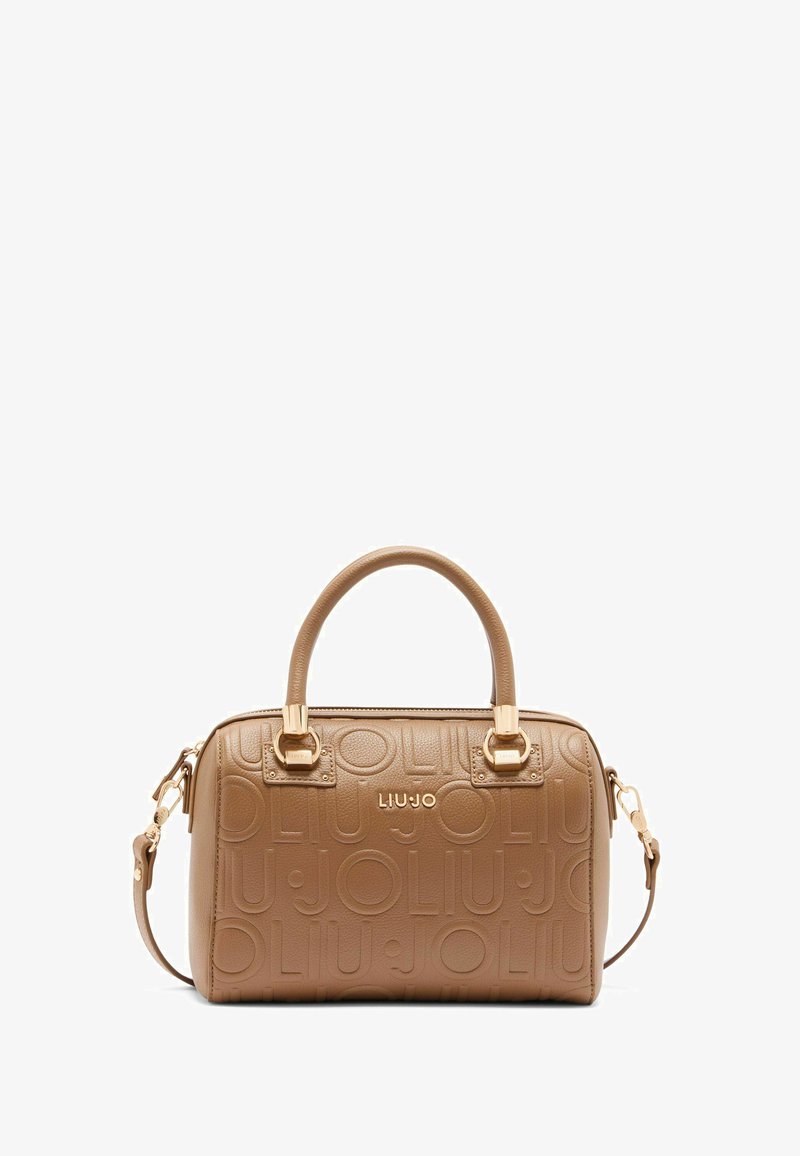 Sac à main beige avec motif logo embossé, texture lisse, quincaillerie dorée, doubles poignées supérieures et bandoulière amovible.
