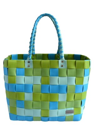 Gewebte Tragetasche mit einem karierter Design in Blau- und Grüntönen, mit stabilen Griffen und Metallakzenten für Langlebigkeit.