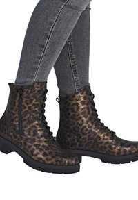Stivaletti alla caviglia con stampa leopardata marrone e nera, lacci, zip laterale, pelle testurizzata e suola in gomma nera spessa.