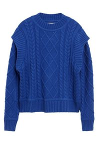 Pull bleu en maille avec un col rond, présentant un motif torsadé, des poignets et un ourlet côtelés. Le tissu texturé ajoute un intérêt visuel.