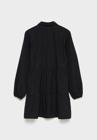 Robe noire avec un col chemise, des manches longues et un design à volants. Confectionnée dans un tissu lisse avec une silhouette fluide.