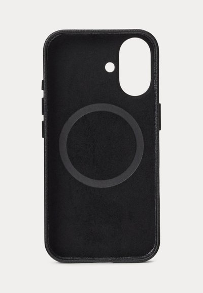 Μαύρη θήκη smartphone με κυκλικό μαγνητικό δαχτυλίδι στο εσωτερικό και δύο ανοίγματα για κάμερα και φλας στην επάνω δεξιά γωνία.
