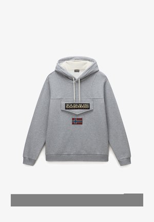 Sudadera gris con bolsillo tipo canguro, forro interior blanco roto y logo de la marca bordado. Presenta un pequeño parche de la bandera noruega.