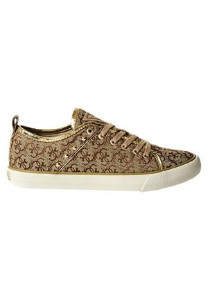 Lavtop sneakers med brunt mønstret stof, guldfarvet metaltrim, beige snørebånd og hvid gummisål.