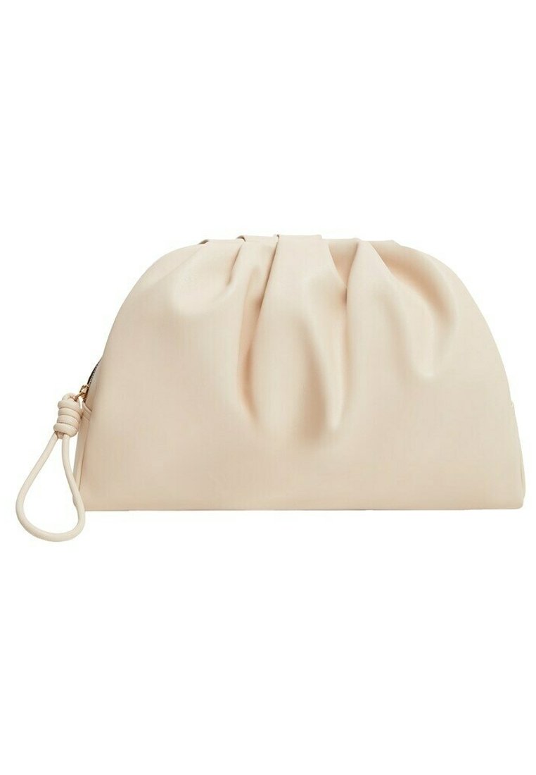 Pochette en cuir beige et doux avec un design plissé et une sangle de poignet nouée. Texture lisse avec un fond arrondi et une fermeture éclair.