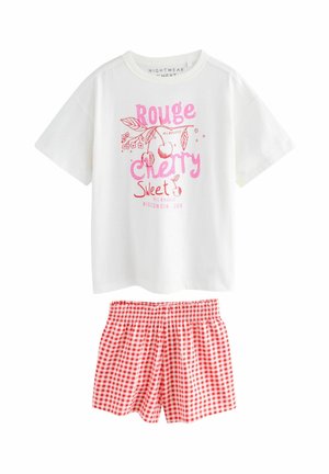 Fehér, rövid ujjas póló rózsaszín grafikával és cseresznye mintával, piros-fehér kockás rövidnadrággal, elasztikus derékkal párosítva.
