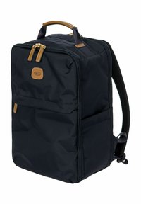 Zaino in nylon nero con manico in pelle marrone, doppi zip e tasche laterali. Presenta un pannello posteriore testurizzato e il logo del marchio.