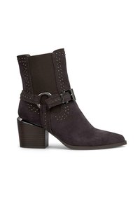 Botín de ante marrón hasta el tobillo con punta afilada, paneles laterales elásticos, detalles de tachuelas y una hebilla decorativa. Presenta un tacón ancho.