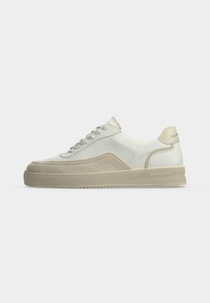 Weißer Low-Top-Sneaker mit beigen Wildlederdetails, Schnürung vorne und gebrandeter Fersenschlaufe auf hellem, einfarbigem Hintergrund.