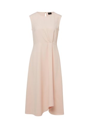 Mouwloze midi-jurk in lichtroze met ronde halslijn, subtiele plooien aan de voorkant en asymmetrische zoom, ontworpen voor een nauwsluitende taille.