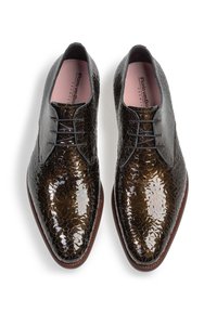 Scarpe in pelle nera e marrone con una finitura ruvida, motivo screpolato, punta appuntita, design con lacci e rivestimento interno rosa.