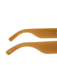 Brązowe okulary przeciwsłoneczne z gładkimi, błyszczącymi plastikowymi ramionami. Jedno ramię ma mały znak "CE", podczas gdy drugie posiada symbol "Y".