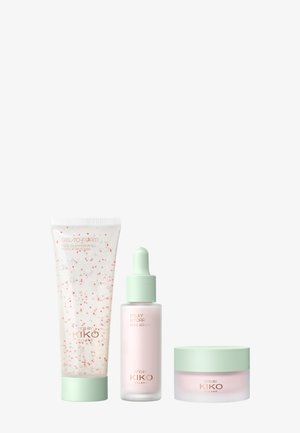 Drei Hautpflegeprodukte in pastellfarbener Verpackung: eine Tube mit rosa Akzenten für das Reinigungsmittel, eine Serumflasche mit Pipette und ein Cremetiegel, alle mit mintfarbenen Details.