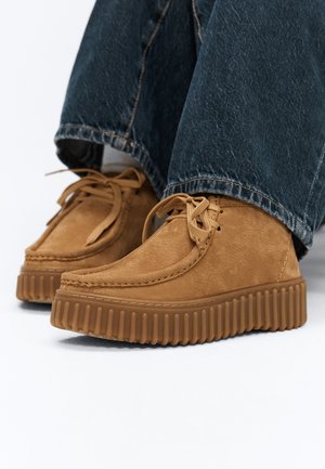 Clarks TORHILL MOSS - Боти с платформа - light tan