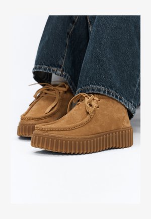 Clarks, TORHILL MOSS - Μποτάκια πλατφόρμα - light tan