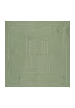 Olivgrünes quadratisches Tuch mit gestickten Randlinien und einem zentralen rechteckigen Muster mit sich überschneidenden M- und X-Formen.