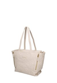 Sac fourre-tout blanc matelassé avec un motif floral texturé, deux poignées supérieures et des accents de fermeture éclair dorés sur les côtés. Design spacieux.
